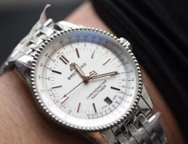 The beads bezel makes the timepiece more eye-catching.